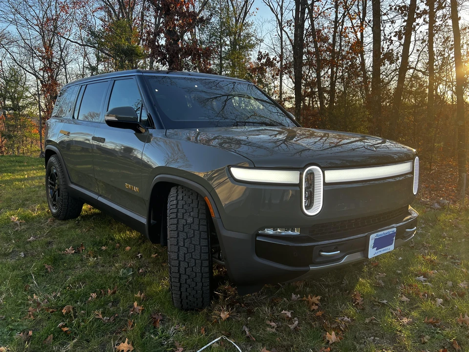 2022 Rivian R1S - Image 18 of 31