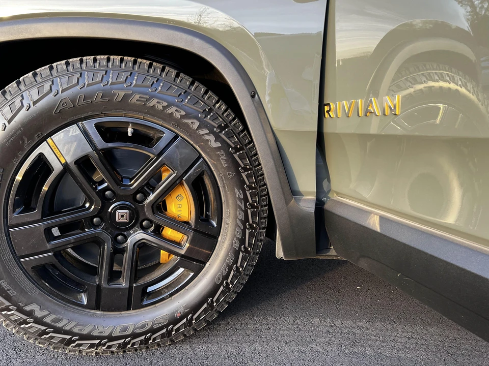 2022 Rivian R1S - Image 23 of 31