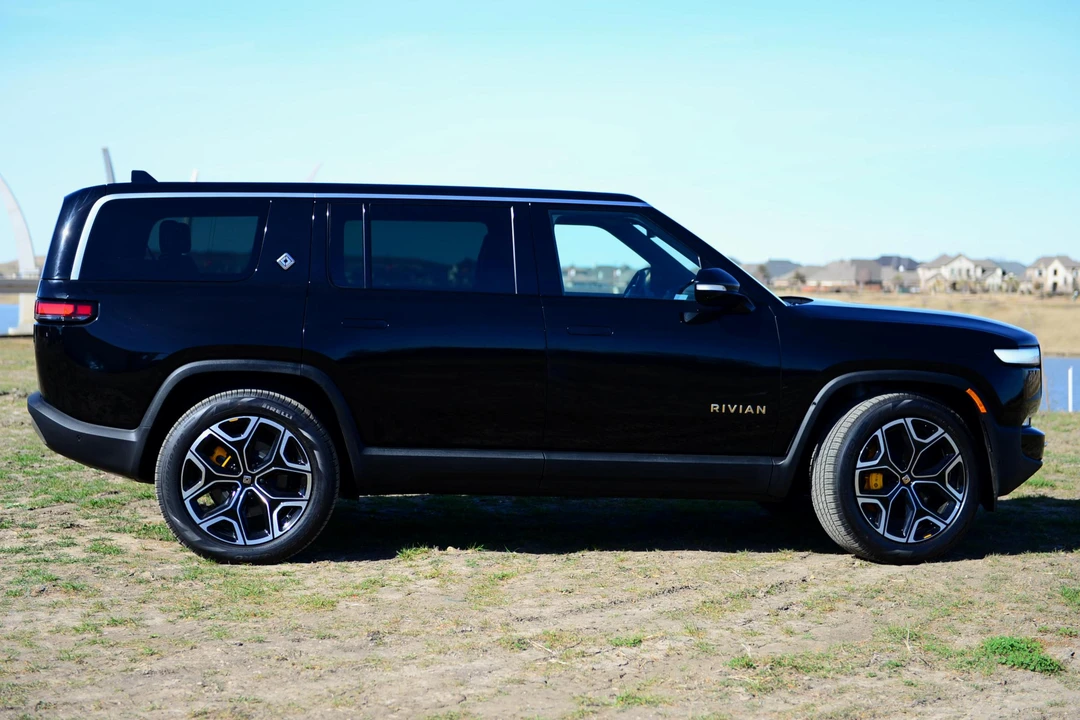 2022 Rivian R1S - Image 3 of 16