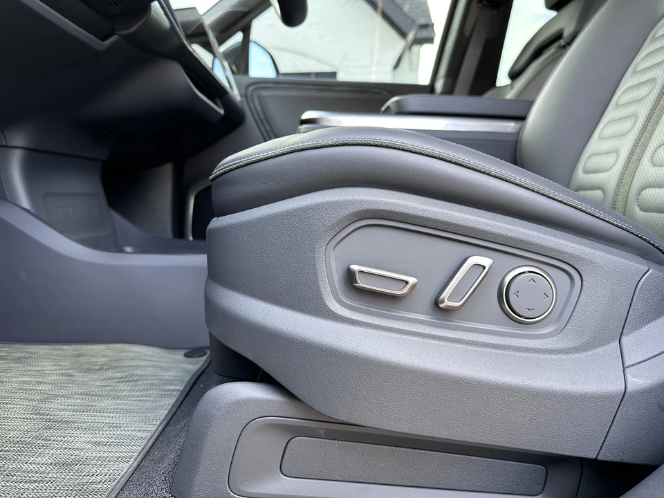 2022 Rivian R1S - Image 12 of 16
