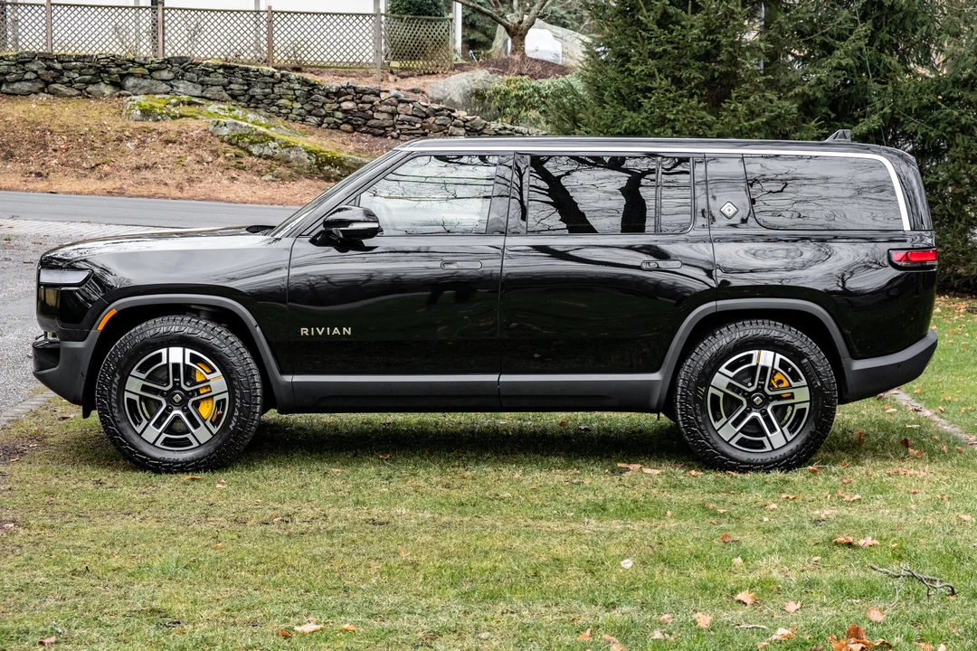2022 Rivian R1S - Image 8 of 31