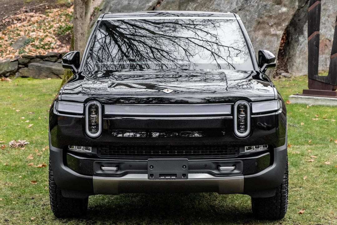 2022 Rivian R1S - Image 2 of 31