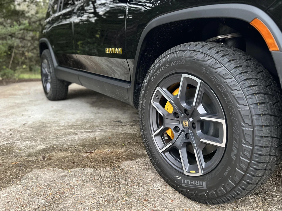 2022 Rivian R1S - Image 24 of 29