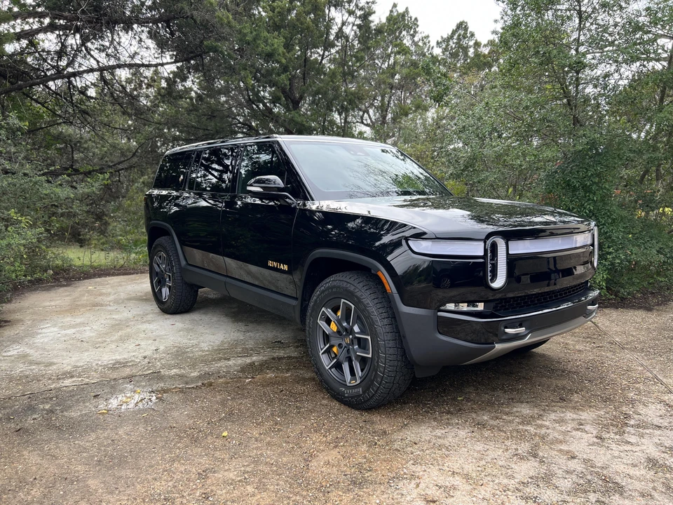 2022 Rivian R1S - Image 10 of 29