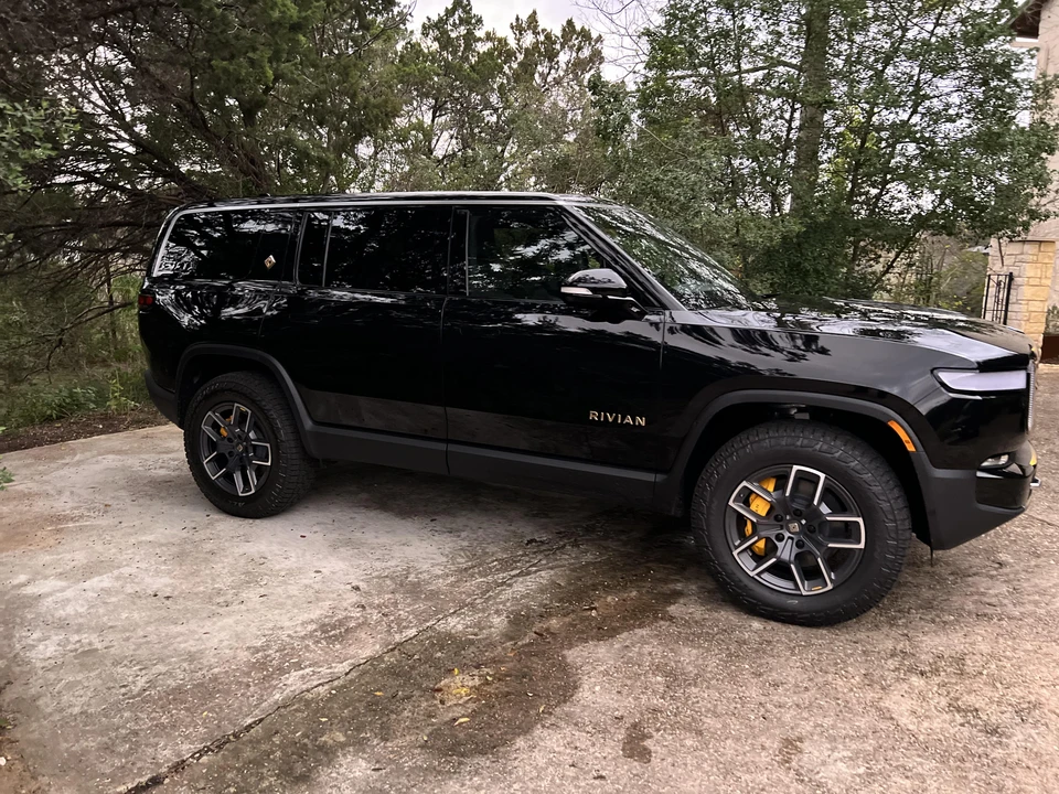 2022 Rivian R1S - Image 9 of 29
