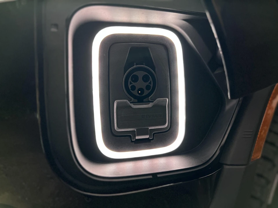 2022 Rivian R1S - Image 15 of 29