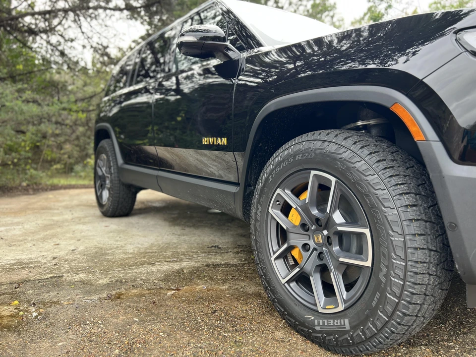 2022 Rivian R1S - Image 25 of 29