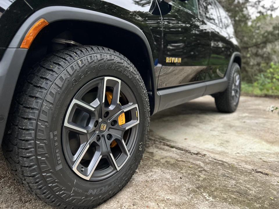 2022 Rivian R1S - Image 18 of 29