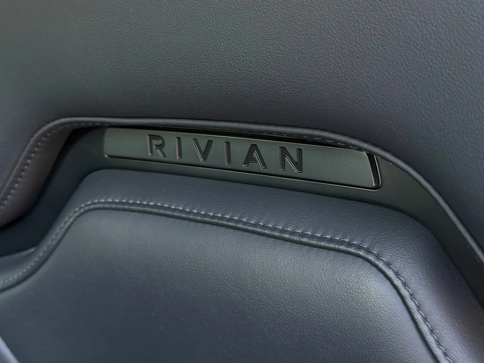 2022 Rivian R1S - Image 16 of 21