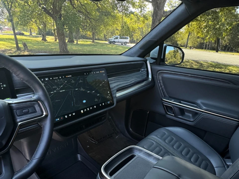 2022 Rivian R1S - Image 18 of 21