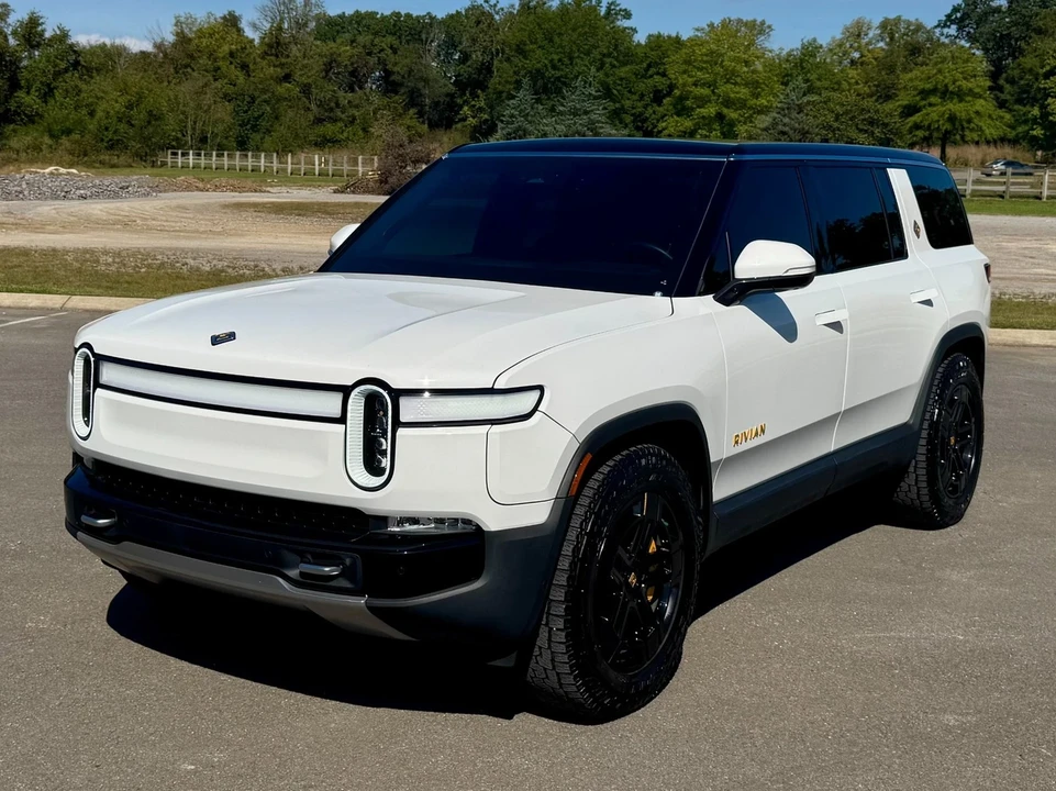 2022 Rivian R1S - Image 2 of 12