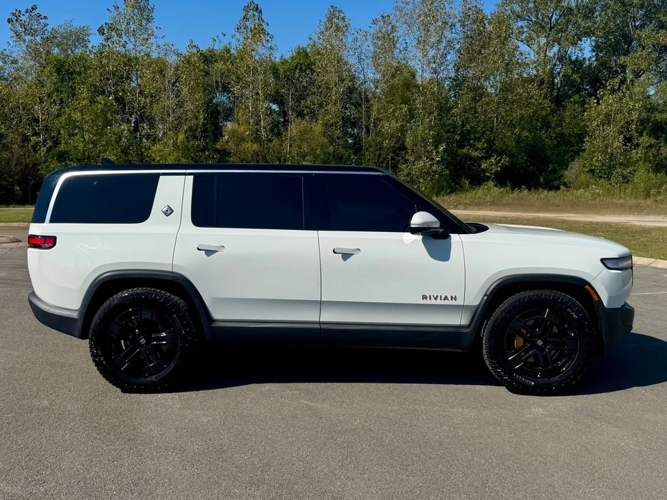2022 Rivian R1S - Image 7 of 12