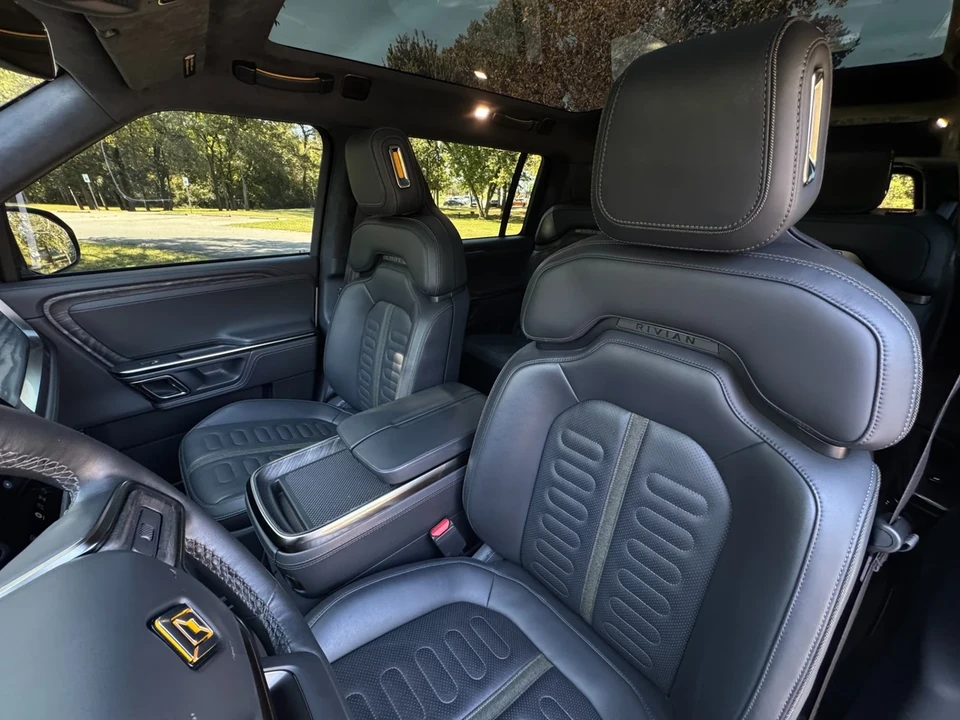 2022 Rivian R1S - Image 11 of 12