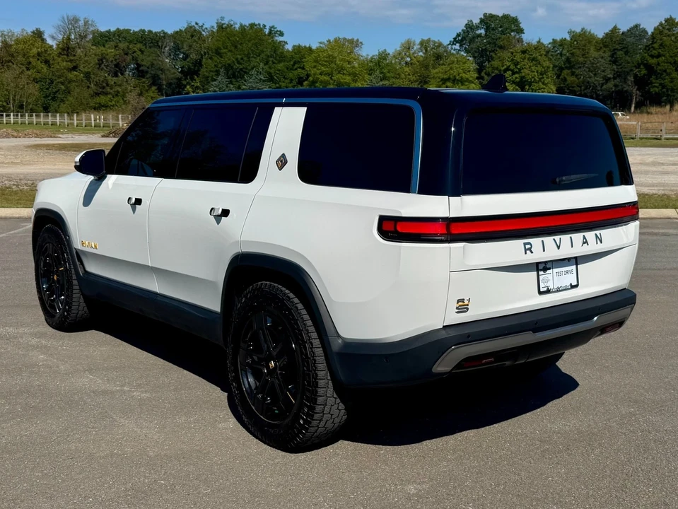 2022 Rivian R1S - Image 4 of 12
