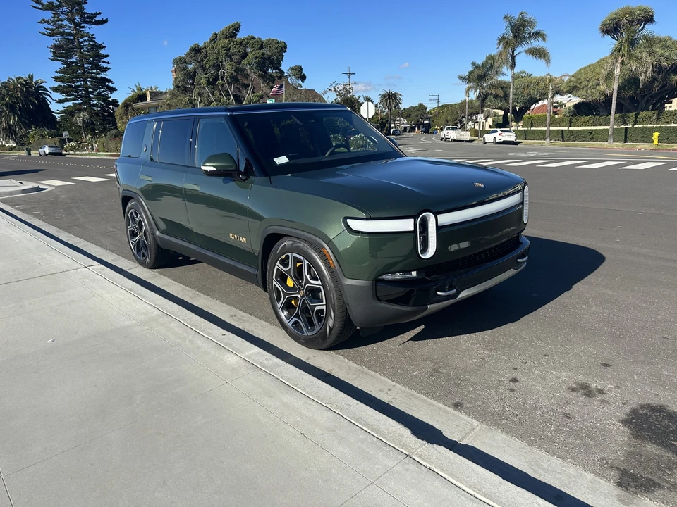 2022 Rivian R1S - Image 9 of 31