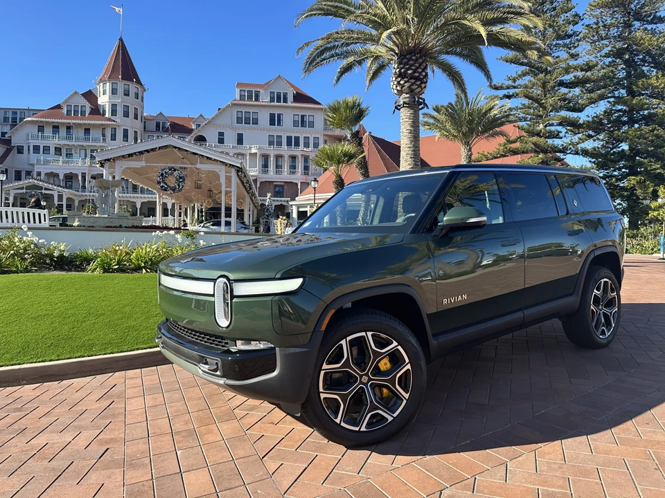 2022 Rivian R1S - Image 2 of 31