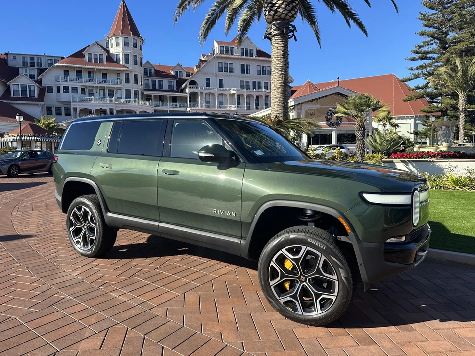 2022 Rivian R1S - Image 12 of 31