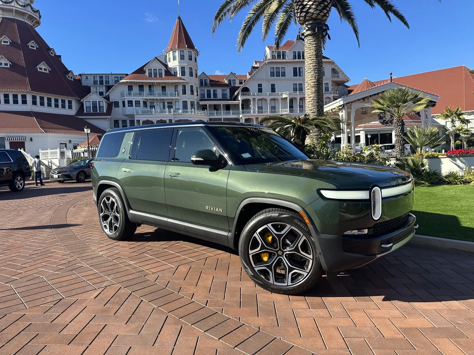 2022 Rivian R1S - Image 13 of 31