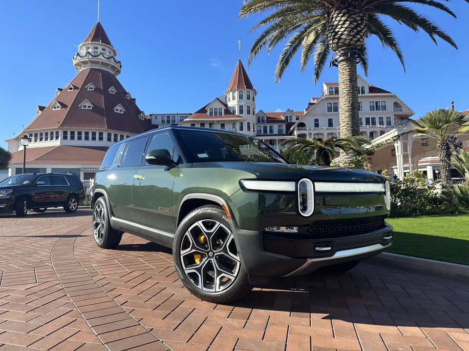 2022 Rivian R1S - Image 7 of 31