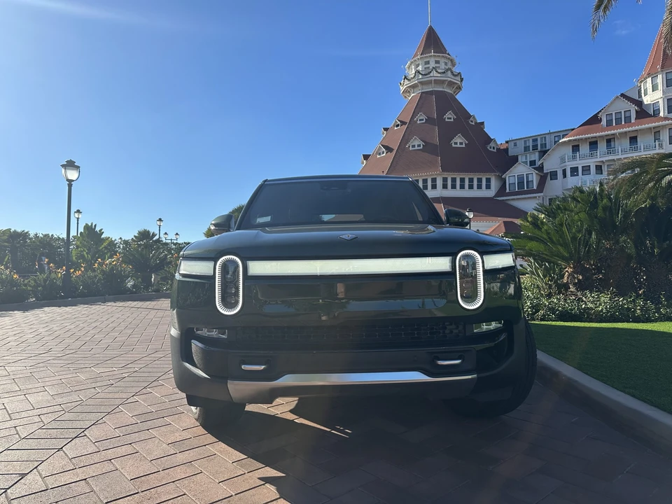 2022 Rivian R1S - Image 4 of 31