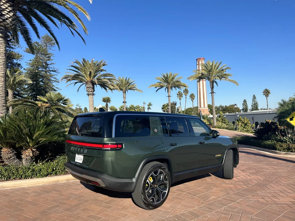 2022 Rivian R1S - Image 17 of 31