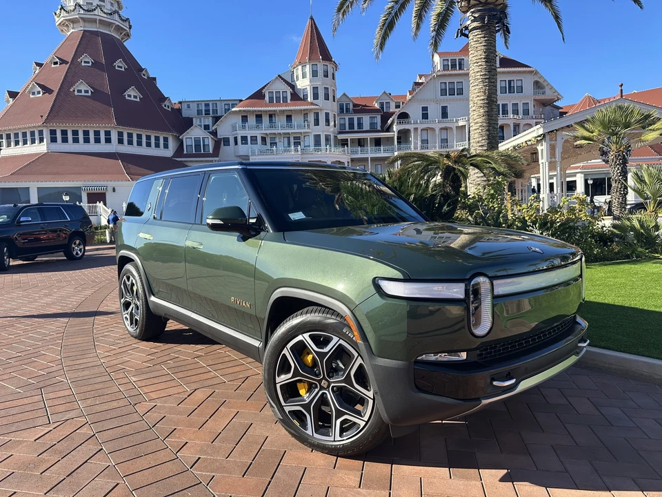 2022 Rivian R1S - Image 5 of 31