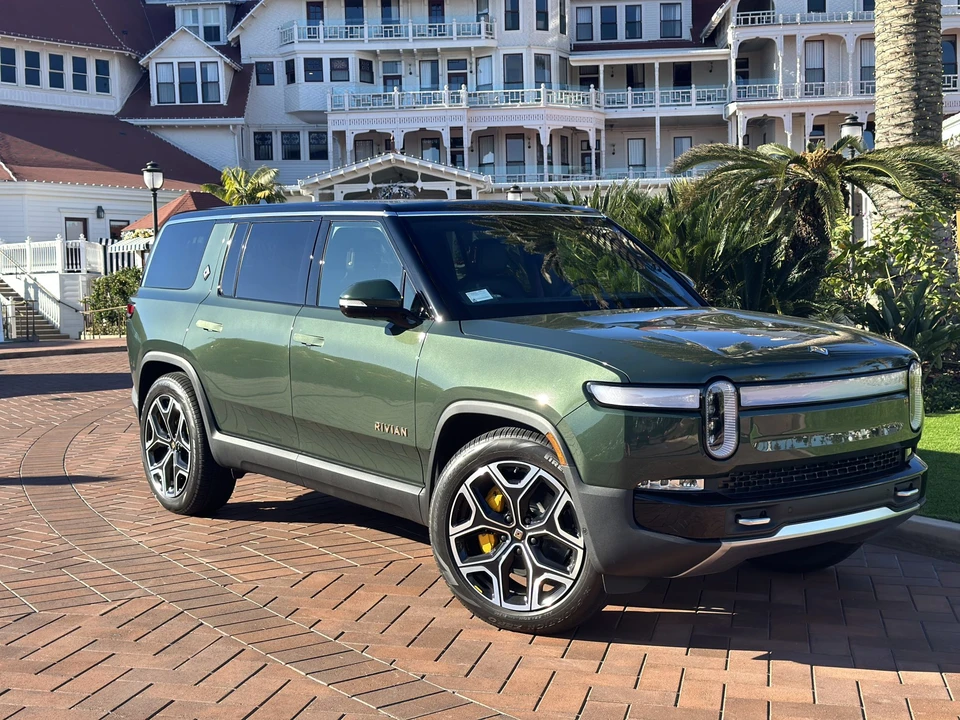 2022 Rivian R1S - Image 10 of 31