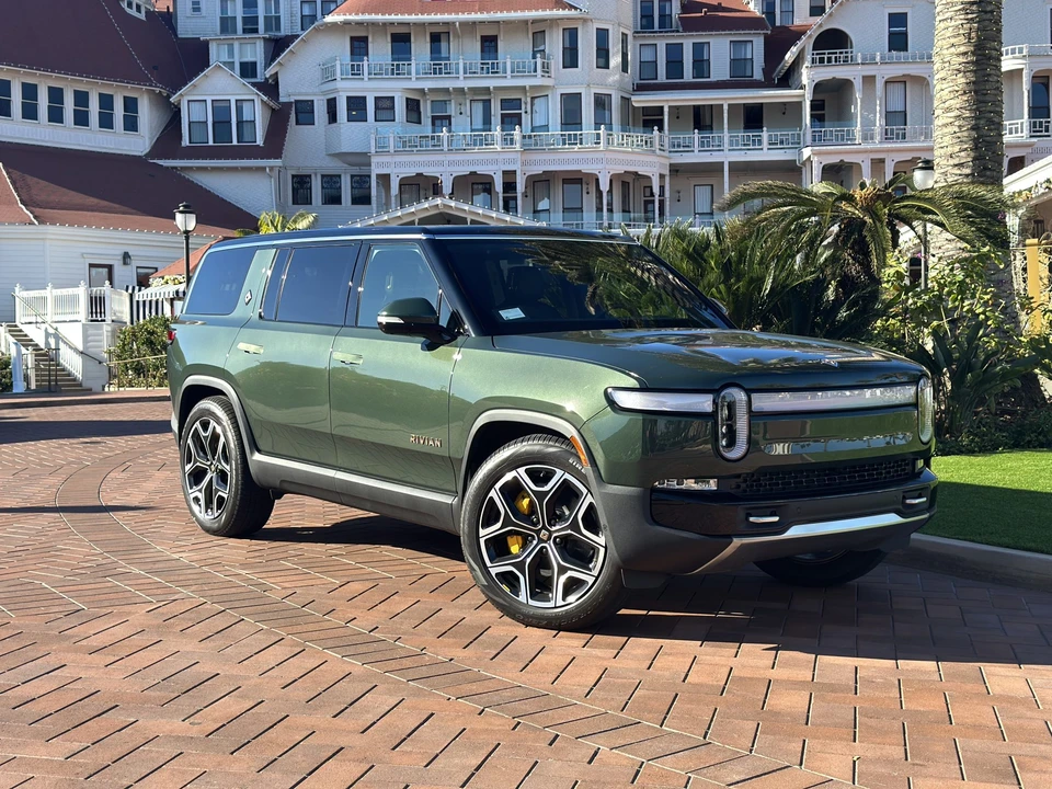 2022 Rivian R1S - Image 8 of 31
