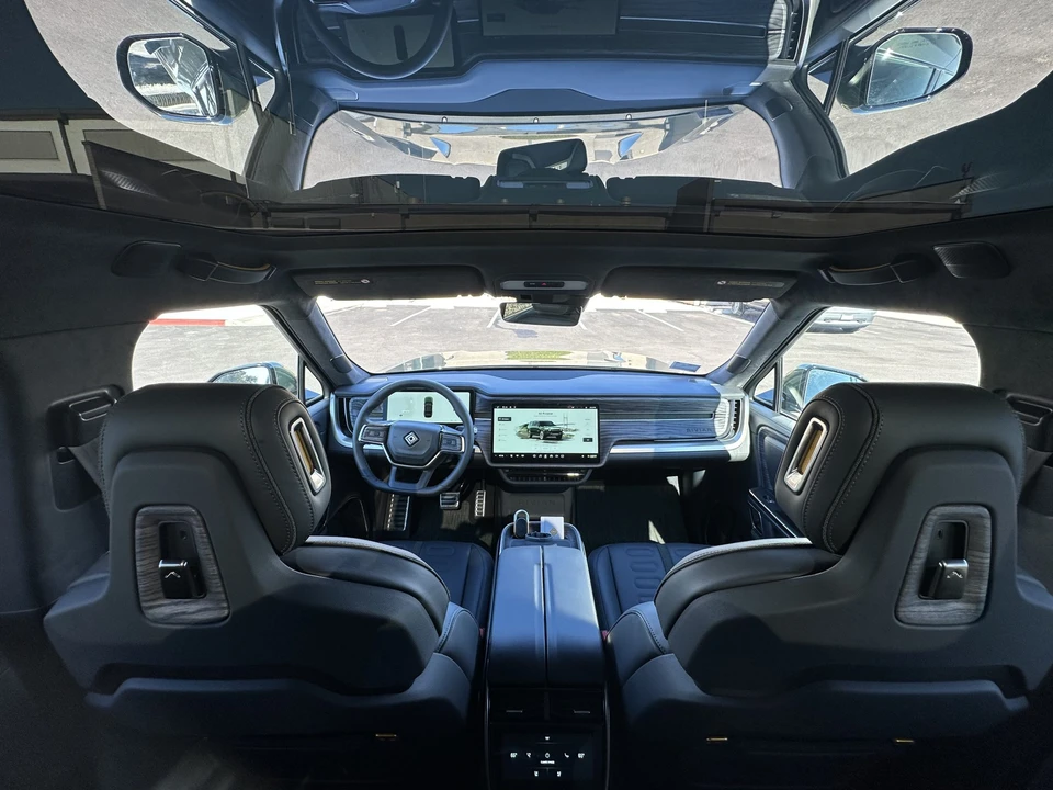 2022 Rivian R1S - Image 30 of 31