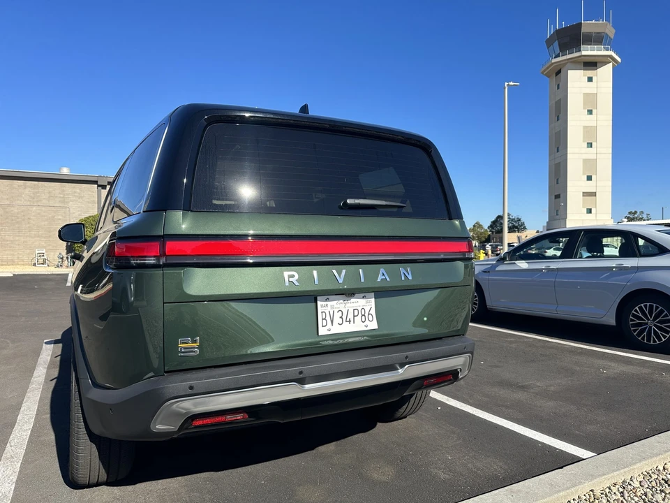2022 Rivian R1S - Image 19 of 31