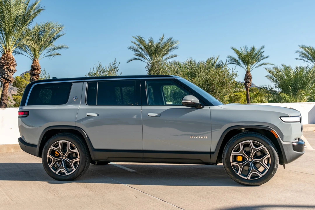 2022 Rivian R1S - Image 9 of 31