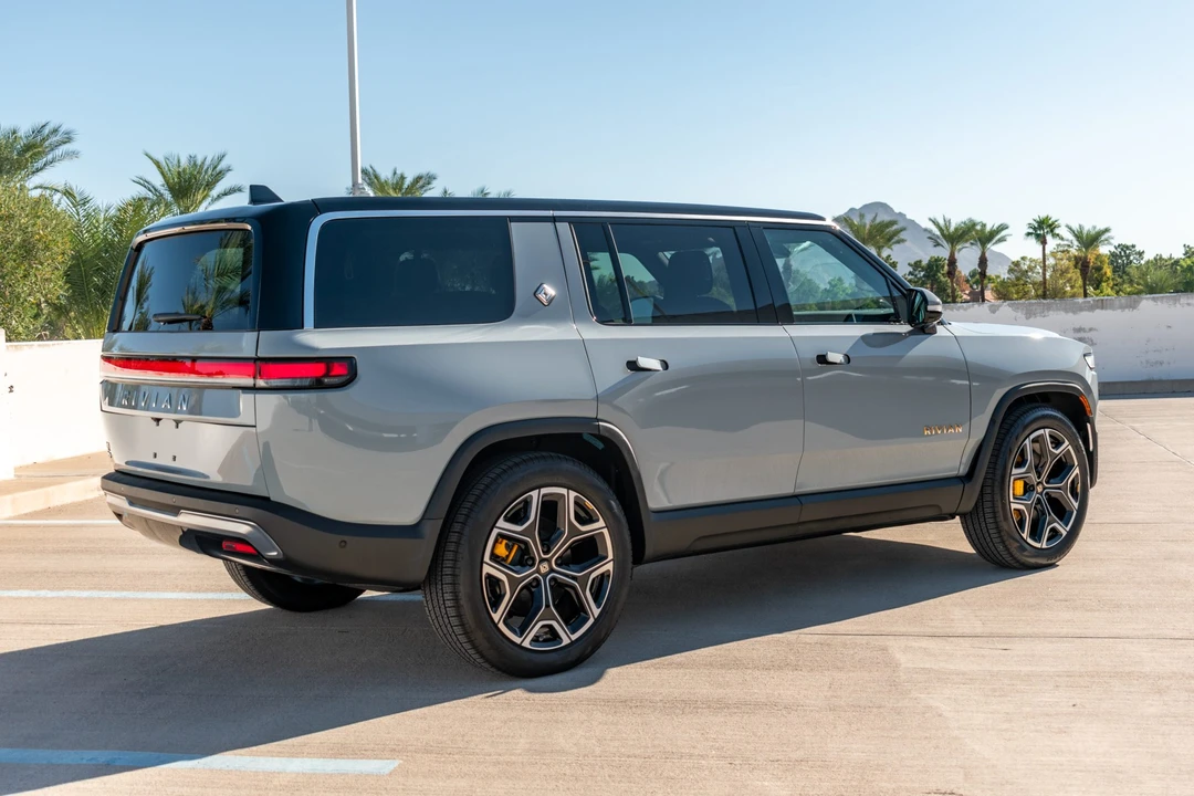 2022 Rivian R1S - Image 10 of 31