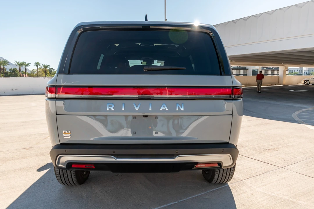 2022 Rivian R1S - Image 12 of 31