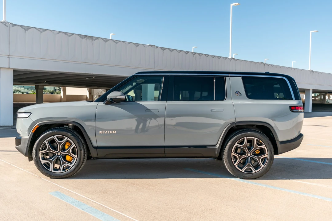 2022 Rivian R1S - Image 15 of 31