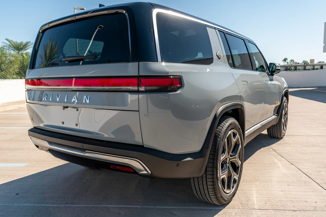 2022 Rivian R1S - Image 11 of 31