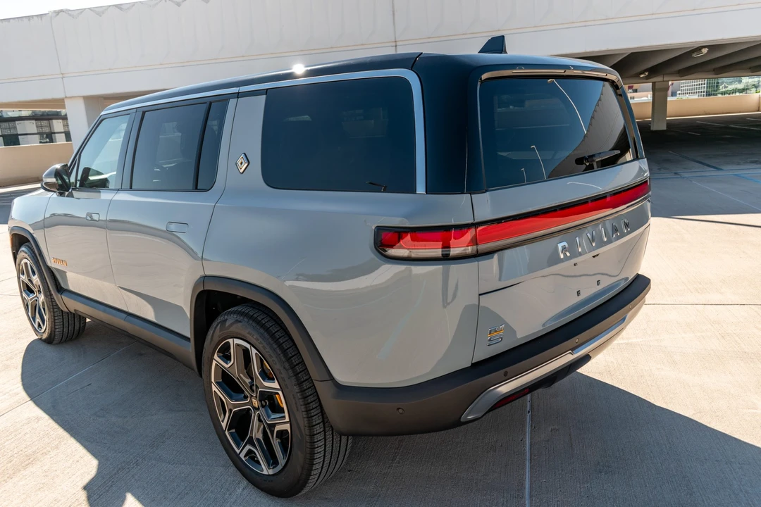 2022 Rivian R1S - Image 13 of 31