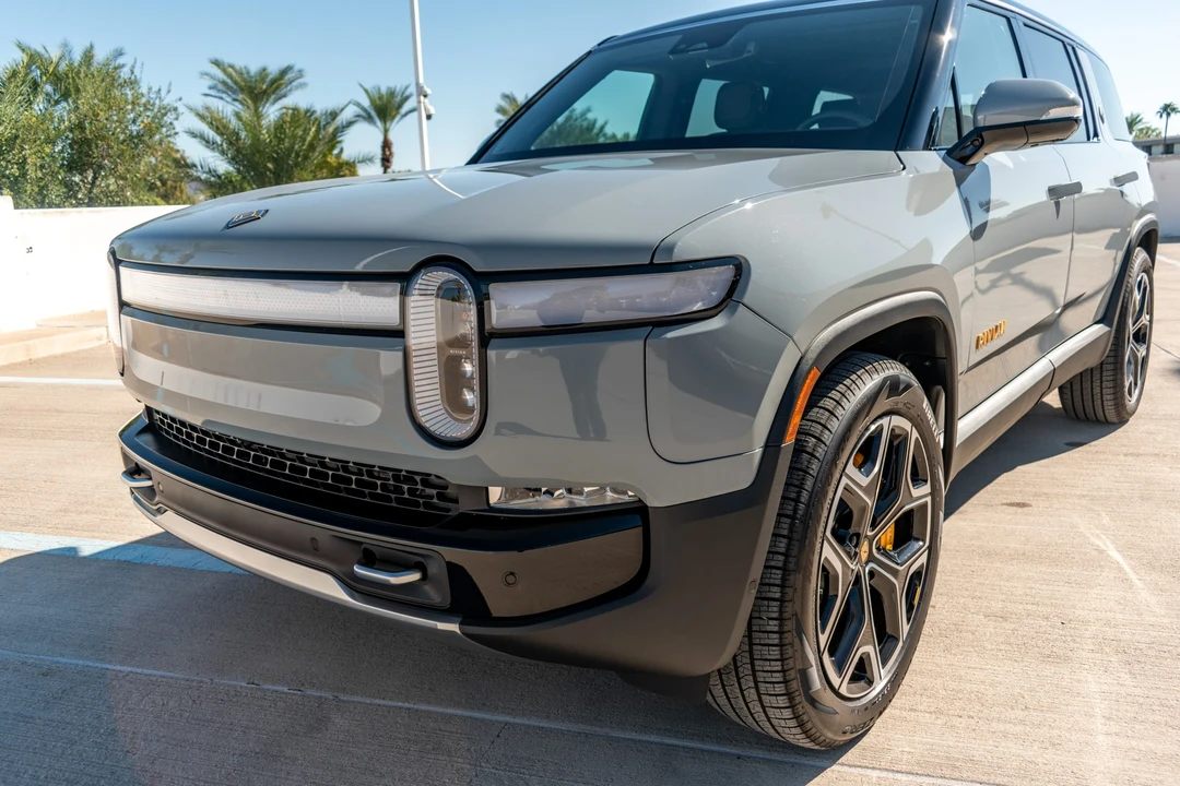 2022 Rivian R1S - Image 2 of 31