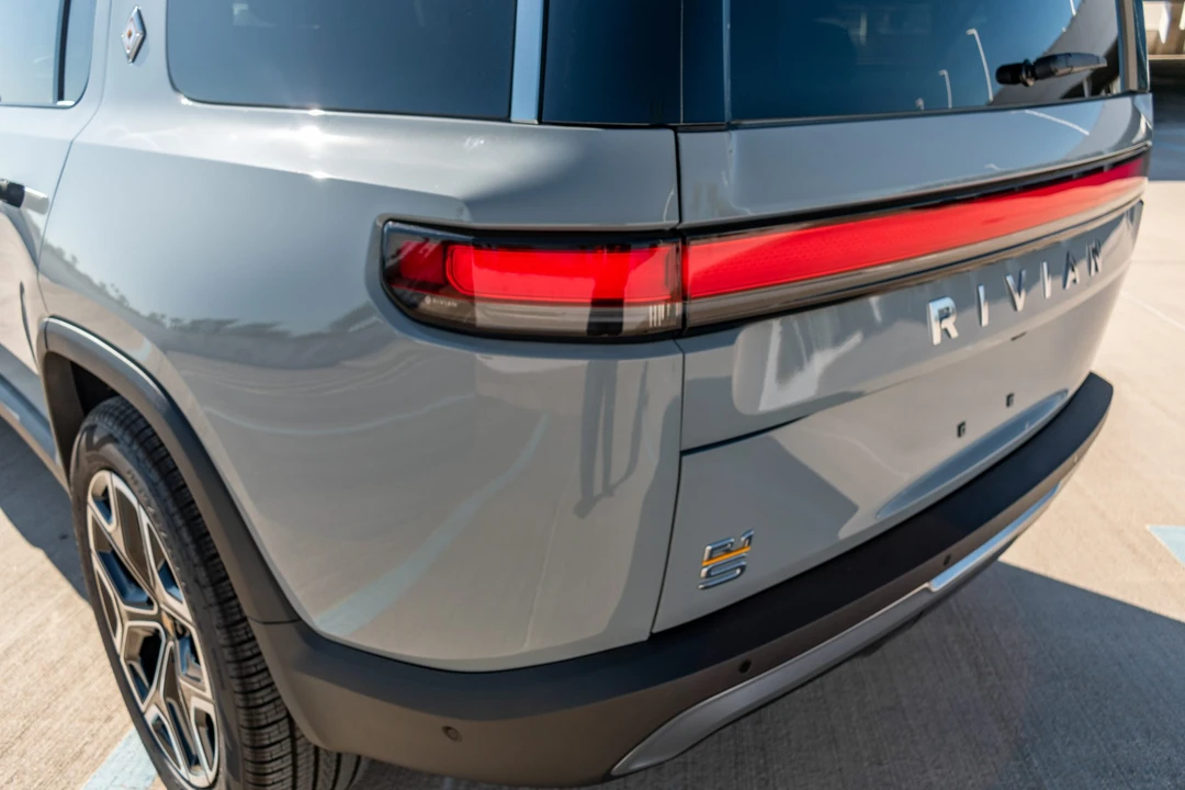 2022 Rivian R1S - Image 26 of 31