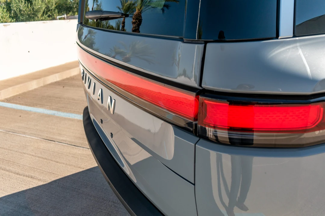 2022 Rivian R1S - Image 28 of 31