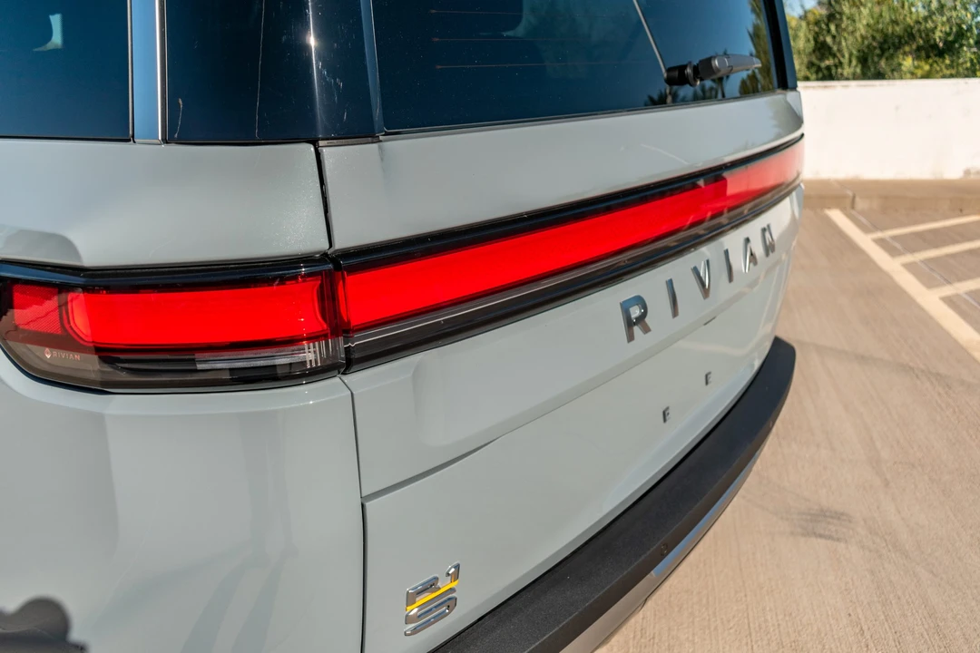 2022 Rivian R1S - Image 27 of 31