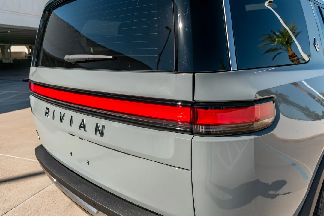 2022 Rivian R1S - Image 29 of 31