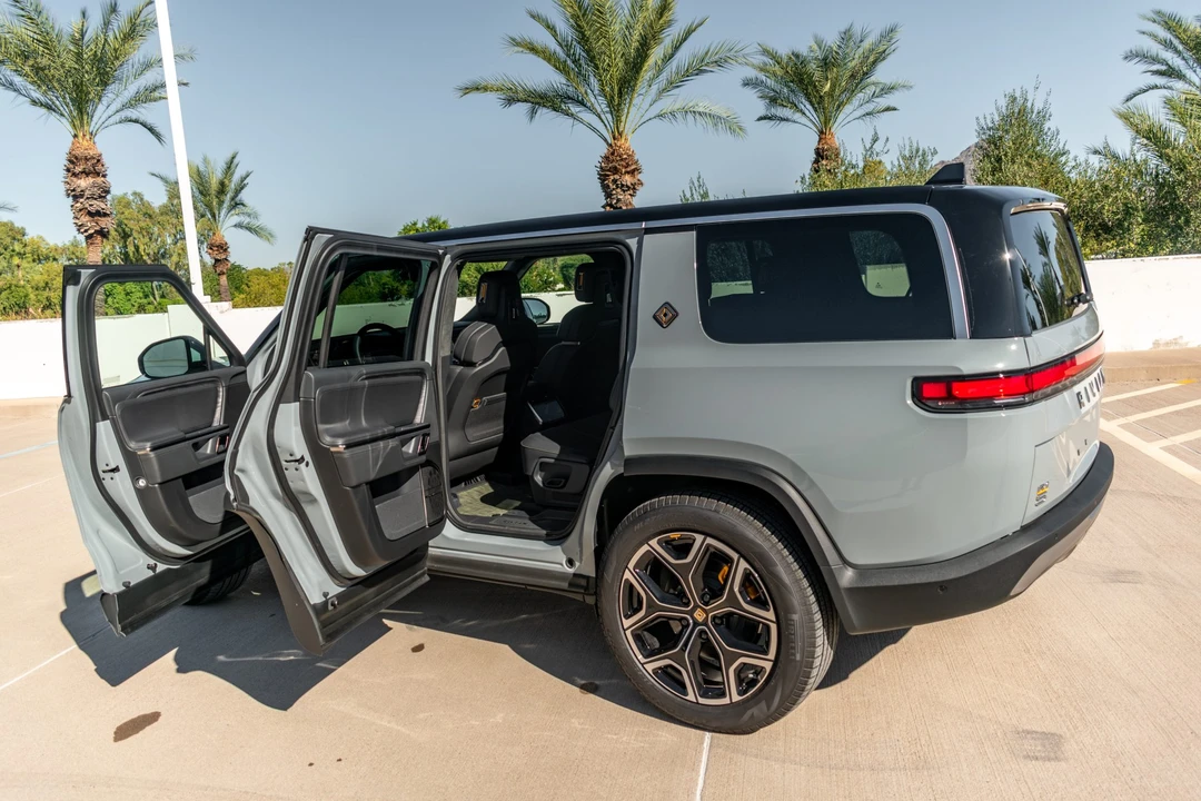 2022 Rivian R1S - Image 16 of 31