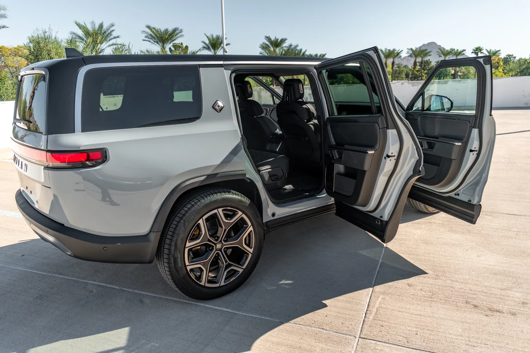2022 Rivian R1S - Image 17 of 31