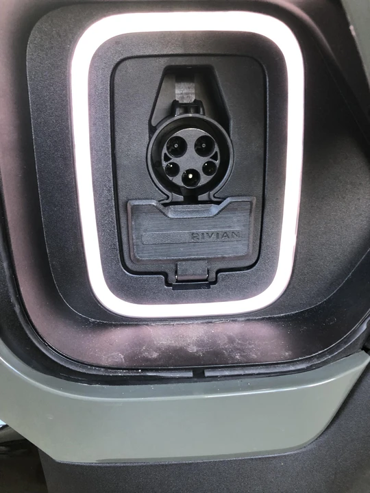 2022 Rivian R1S - Image 25 of 31