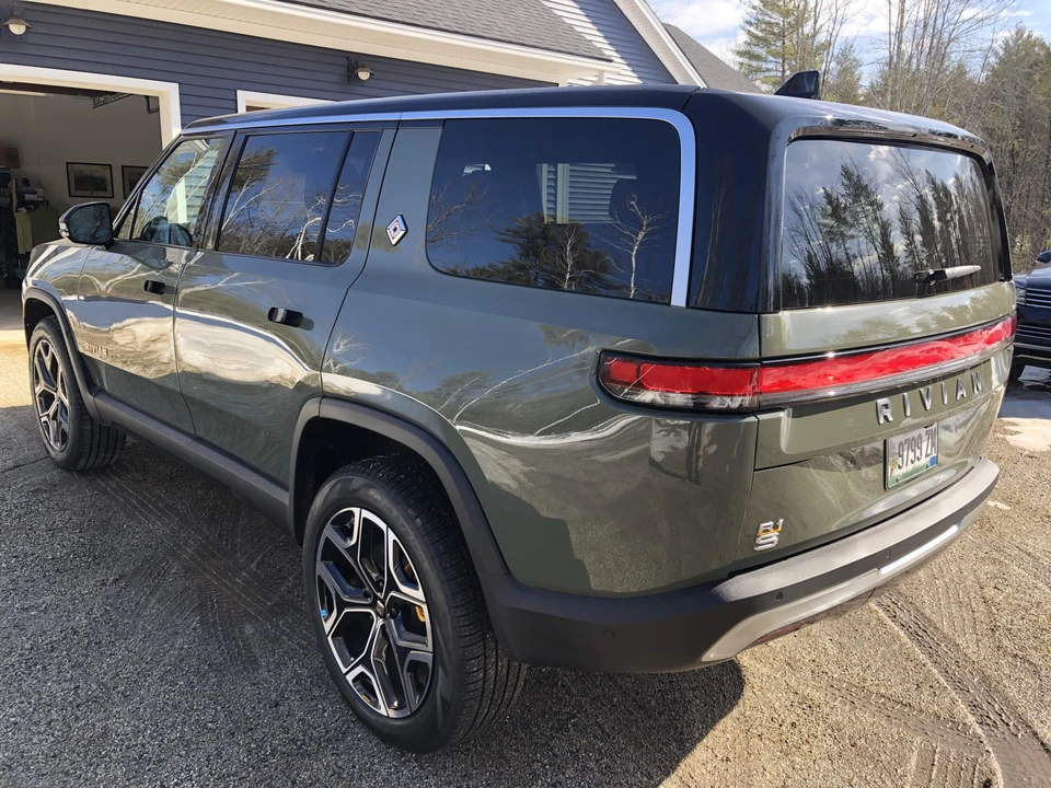 2022 Rivian R1S - Image 9 of 31