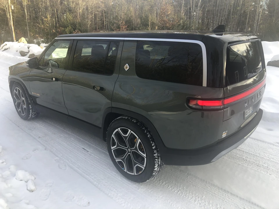 2022 Rivian R1S - Image 10 of 31