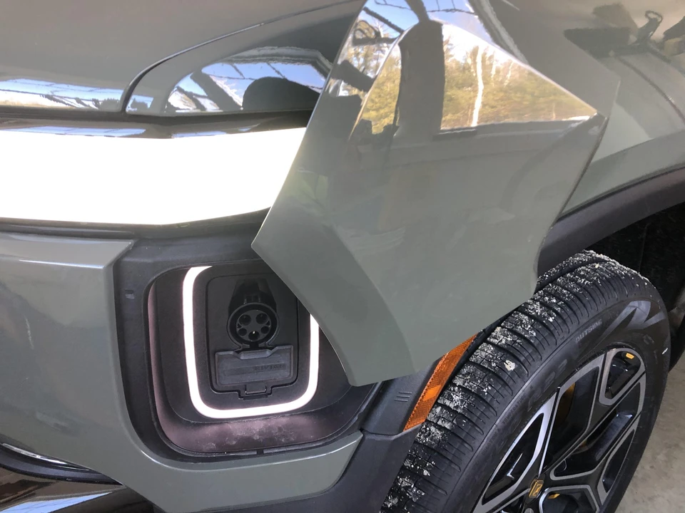 2022 Rivian R1S - Image 24 of 31