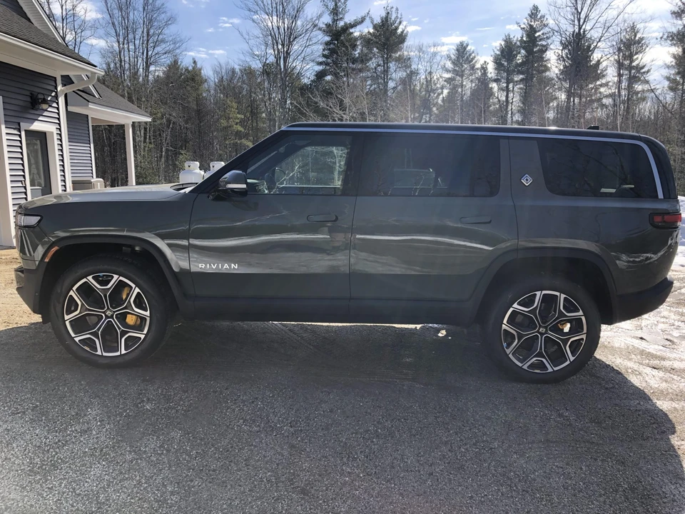 2022 Rivian R1S - Image 12 of 31