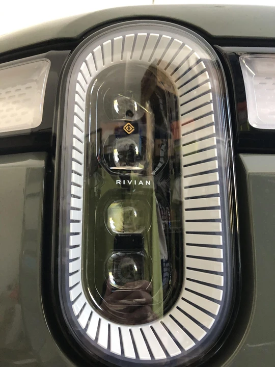 2022 Rivian R1S - Image 18 of 31