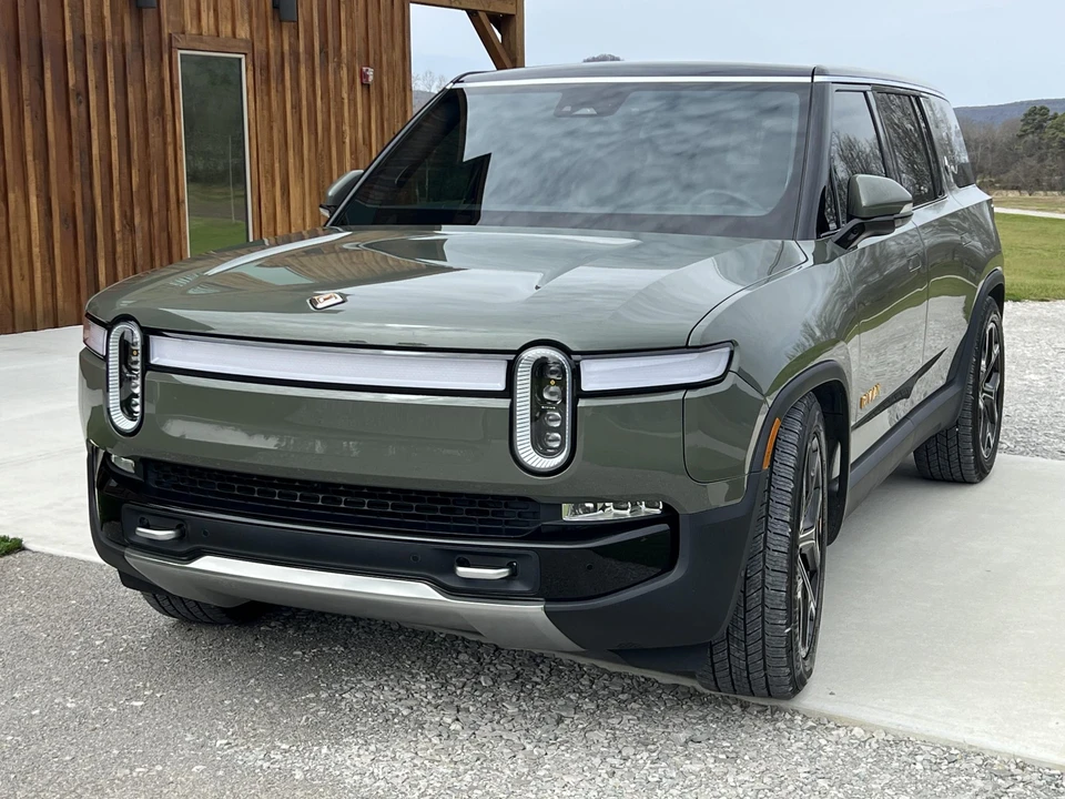 2022 Rivian R1S - Image 2 of 31